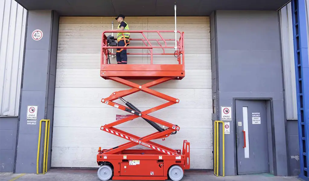 Çorlu manlift kiralama eklemli platform çalışma görüntüsü