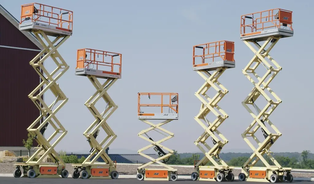 Manlift ile depo içi raf üstü bakım çalışması